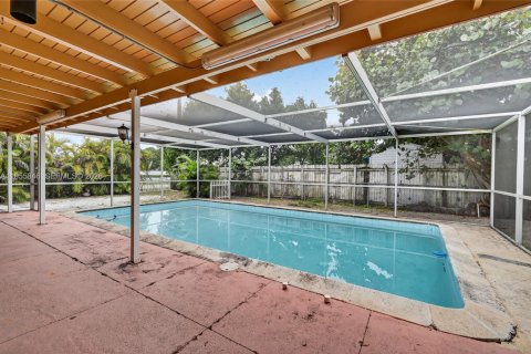 House in Hialeah, Florida 3 bedrooms, 107.3 sq.m. № 2010398 - photo 28