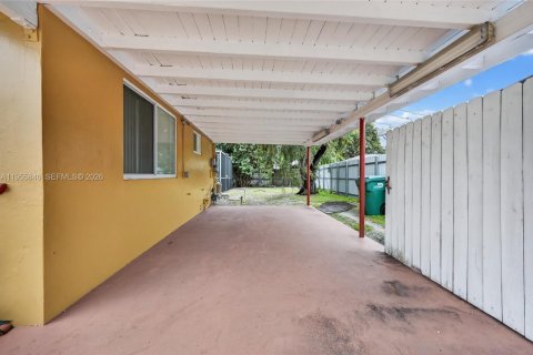 House in Hialeah, Florida 3 bedrooms, 107.3 sq.m. № 2010398 - photo 5