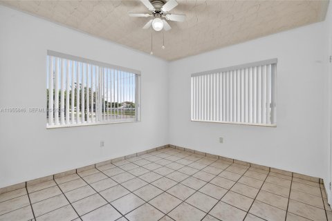 House in Hialeah, Florida 3 bedrooms, 107.3 sq.m. № 2010398 - photo 22