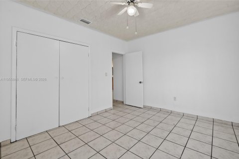 House in Hialeah, Florida 3 bedrooms, 107.3 sq.m. № 2010398 - photo 24