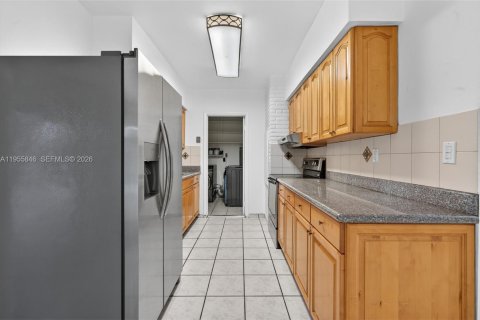 House in Hialeah, Florida 3 bedrooms, 107.3 sq.m. № 2010398 - photo 13