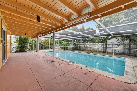 House in Hialeah, Florida 3 bedrooms, 107.3 sq.m. № 2010398 - photo 2