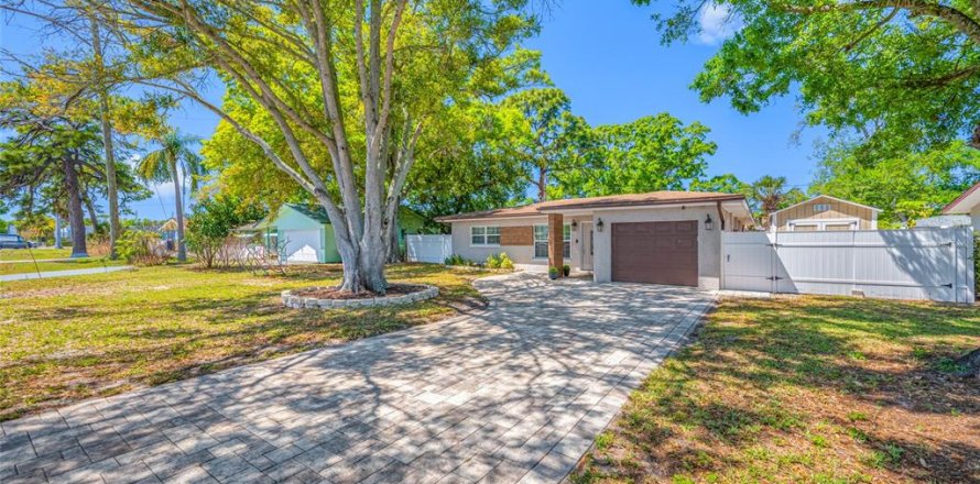 House in Clearwater, Florida 3 bedrooms, 164.62 sq.m. № 2233034