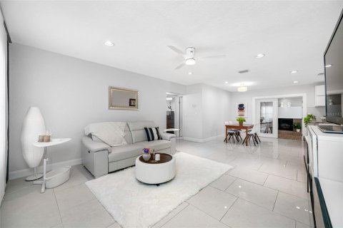 House in Clearwater, Florida 3 bedrooms, 164.62 sq.m. № 2233034 - photo 12
