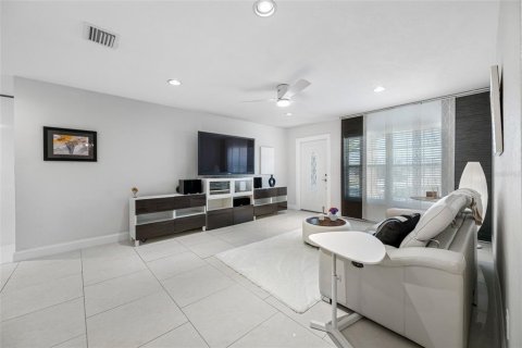 House in Clearwater, Florida 3 bedrooms, 164.62 sq.m. № 2233034 - photo 13