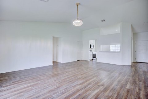 House in Sebring, Florida 3 bedrooms, 161.37 sq.m. № 2294952 - photo 2