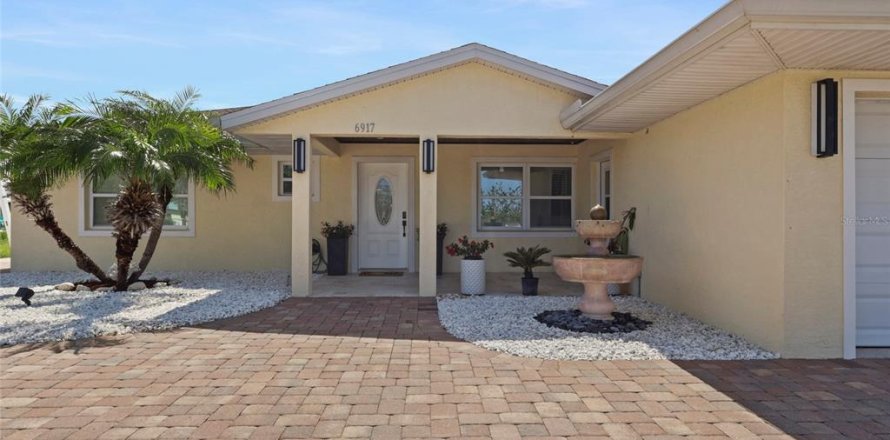 House in Bradenton, Florida 3 bedrooms, 177.44 sq.m. № 1824502
