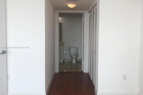 Condo in Miami, Florida, 2 bedrooms  № 2076732 - photo 7