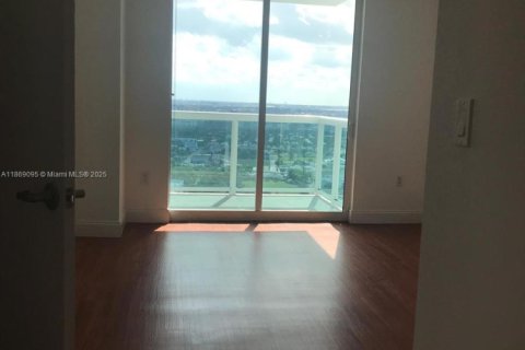 Condo in Miami, Florida, 2 bedrooms  № 2076732 - photo 4