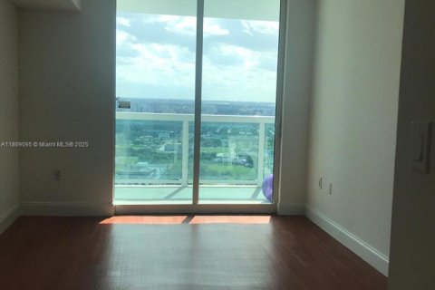 Condo in Miami, Florida, 2 bedrooms  № 2076732 - photo 2