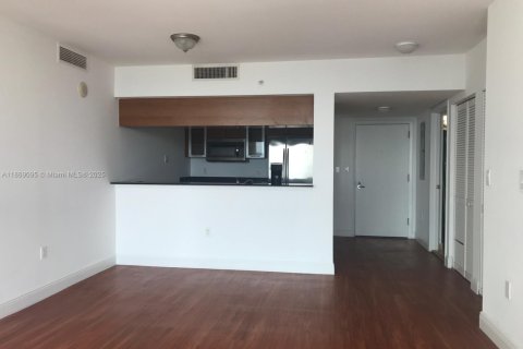 Condo in Miami, Florida, 2 bedrooms  № 2076732 - photo 3