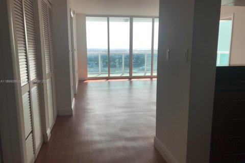 Condo in Miami, Florida, 2 bedrooms  № 2076732 - photo 6