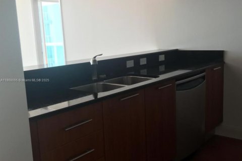 Condo in Miami, Florida, 2 bedrooms  № 2076732 - photo 8