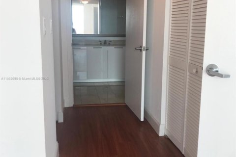 Condo in Miami, Florida, 2 bedrooms  № 2076732 - photo 5