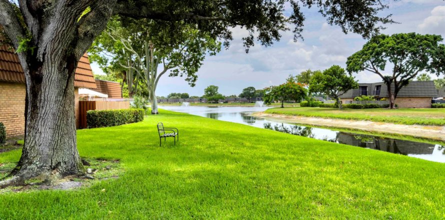 Townhouse in West Palm Beach, Florida 2 bedrooms, 114.83 sq.m. № 2246659