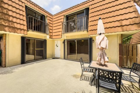 Townhouse in West Palm Beach, Florida 2 bedrooms, 114.83 sq.m. № 2246659 - photo 8