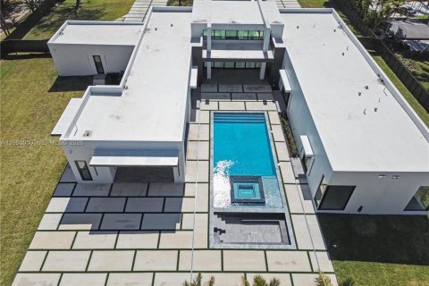 House in Miami, Florida 5 bedrooms, 456.24 sq.m. № 2026455 - photo 3