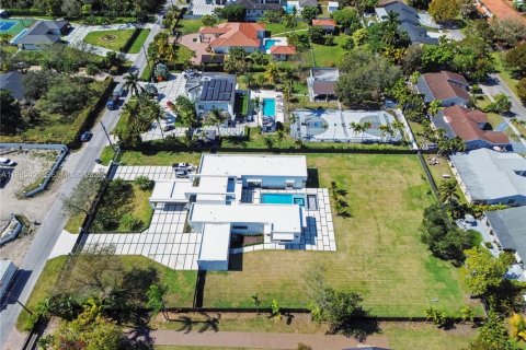 House in Miami, Florida 5 bedrooms, 456.24 sq.m. № 2026455 - photo 4