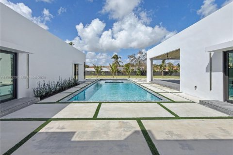 House in Miami, Florida 5 bedrooms, 456.24 sq.m. № 2026455 - photo 15
