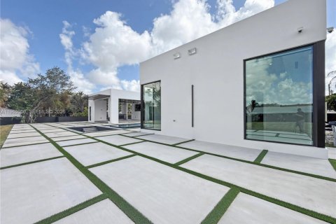 House in Miami, Florida 5 bedrooms, 456.24 sq.m. № 2026455 - photo 19