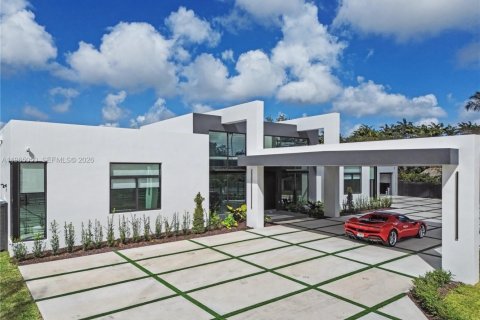 House in Miami, Florida 5 bedrooms, 456.24 sq.m. № 2026455 - photo 9