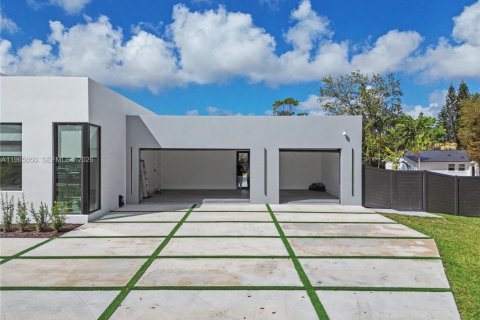 House in Miami, Florida 5 bedrooms, 456.24 sq.m. № 2026455 - photo 12