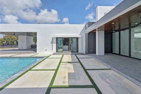 House in Miami, Florida 5 bedrooms, 456.24 sq.m. № 2026455 - photo 13