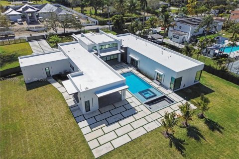 House in Miami, Florida 5 bedrooms, 456.24 sq.m. № 2026455 - photo 6
