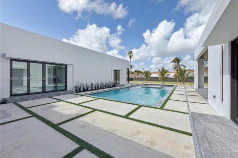 House in Miami, Florida 5 bedrooms, 456.24 sq.m. № 2026455 - photo 16