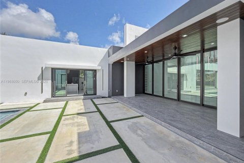 House in Miami, Florida 5 bedrooms, 456.24 sq.m. № 2026455 - photo 11