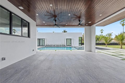 House in Miami, Florida 5 bedrooms, 456.24 sq.m. № 2026455 - photo 18