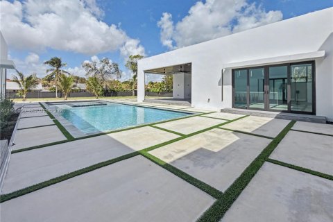 House in Miami, Florida 5 bedrooms, 456.24 sq.m. № 2026455 - photo 26