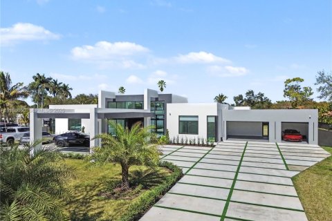 Дом в Майами, Флорида 5 спален, 456.24м2 № 2026455