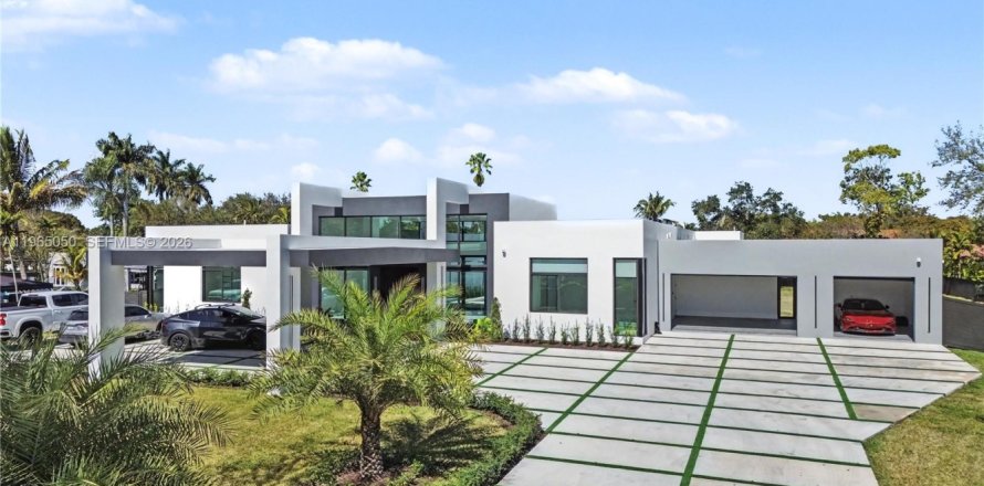 House in Miami, Florida 5 bedrooms, 456.24 sq.m. № 2026455