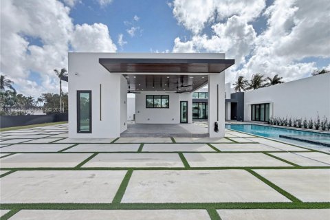 House in Miami, Florida 5 bedrooms, 456.24 sq.m. № 2026455 - photo 28
