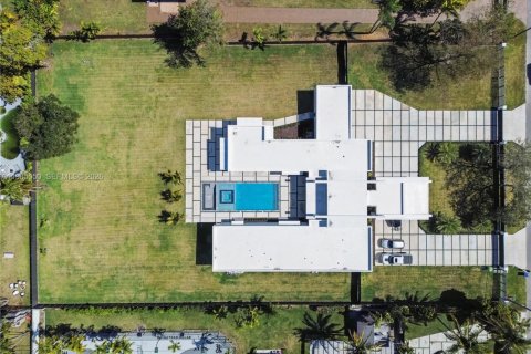 House in Miami, Florida 5 bedrooms, 456.24 sq.m. № 2026455 - photo 8