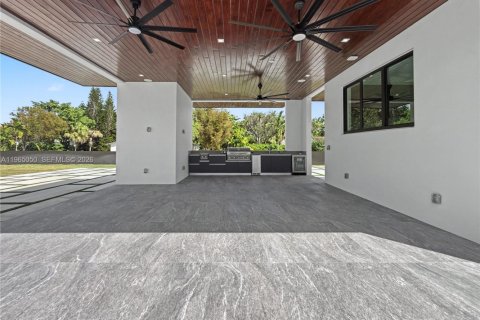 House in Miami, Florida 5 bedrooms, 456.24 sq.m. № 2026455 - photo 17