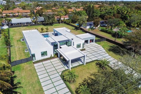 House in Miami, Florida 5 bedrooms, 456.24 sq.m. № 2026455 - photo 5