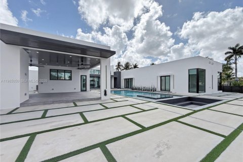 House in Miami, Florida 5 bedrooms, 456.24 sq.m. № 2026455 - photo 27
