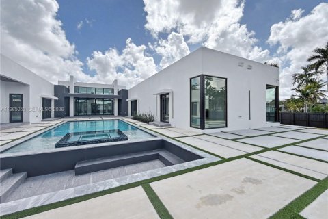 House in Miami, Florida 5 bedrooms, 456.24 sq.m. № 2026455 - photo 20