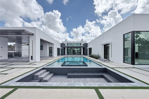 House in Miami, Florida 5 bedrooms, 456.24 sq.m. № 2026455 - photo 21