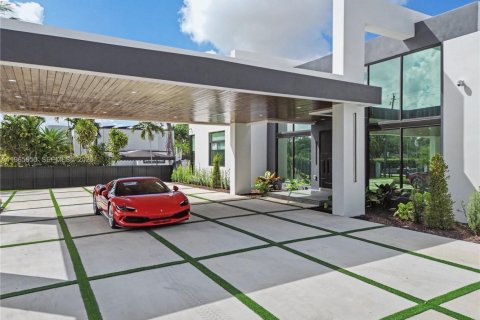 House in Miami, Florida 5 bedrooms, 456.24 sq.m. № 2026455 - photo 10