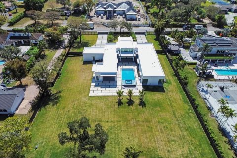 House in Miami, Florida 5 bedrooms, 456.24 sq.m. № 2026455 - photo 7