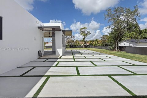 House in Miami, Florida 5 bedrooms, 456.24 sq.m. № 2026455 - photo 29