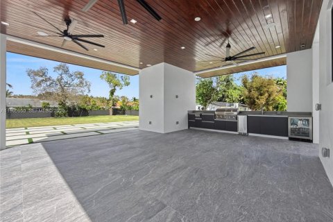 House in Miami, Florida 5 bedrooms, 456.24 sq.m. № 2026455 - photo 30