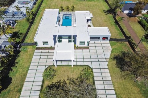 House in Miami, Florida 5 bedrooms, 456.24 sq.m. № 2026455 - photo 2