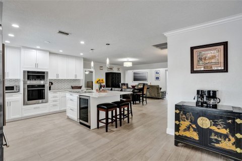 House in Pompano Beach, Florida 4 bedrooms, 189.15 sq.m. № 1890203 - photo 8