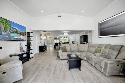 House in Pompano Beach, Florida 4 bedrooms, 189.15 sq.m. № 1890203 - photo 10