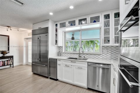 House in Pompano Beach, Florida 4 bedrooms, 189.15 sq.m. № 1890203 - photo 5