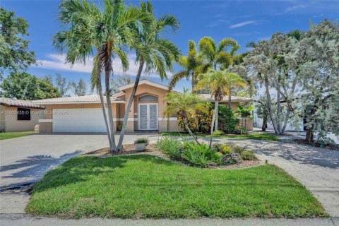 House in Pompano Beach, Florida 4 bedrooms, 189.15 sq.m. № 1890203 - photo 1